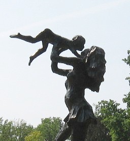 beeld van Jits Bakker, De Bilt beeld van een moeder met kind